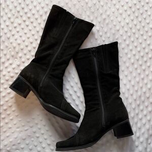 La Canadienne Suede booties